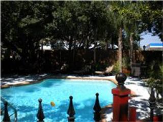 2 bedroom Apartment For Sale: 2300 Old..