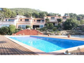 Terraced house with community pool..