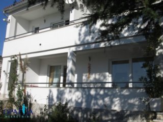 Novi Vinodolski, nova kuća kraj mora s tri stana, vrt