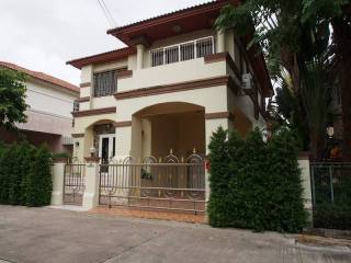 Ideal family house in the center of..