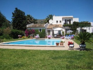 Immaculately kept villa in a quiet area in the countryside..