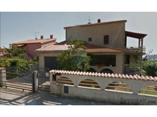 OBITELJSKA KUĆA SA 5 APARTMANA I UGOSTITELJSKIM OBJEKTOM