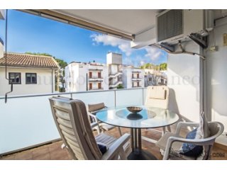 Lovely second floor apartment located on the second line of..