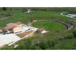 Istra,Svetvinčenat,moderna katnica s bazenom i imanjem