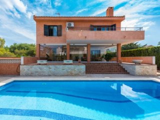 Villa With Parcial Sea View In Bahia..