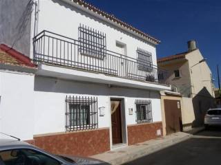 Town House - Large 5 bedroom, 2..