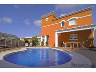 Bonito bungalow situado cerca del pueblo , con piscina..