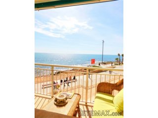 Amplio apartamento en primera línea de mar. Consta de 3..