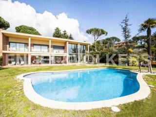 Large flat plot and stables for horses