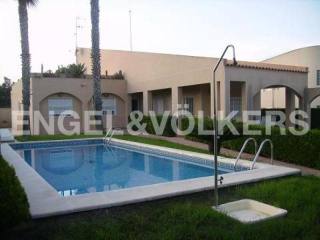WONDERFUL VILLA OVERLOOKING THE SALT..