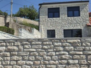 Renovirana kuća s bazenom i velikim dvorištem