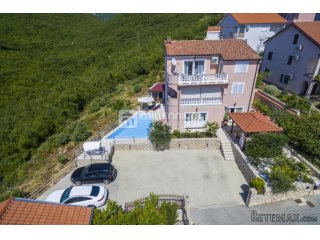 Selce, 344m2, samostojeća kuća s tri stana i bazenom
