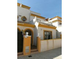 BEAUTIFUL TOWNHOUSE WITH COMMUNAL POOL