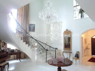 Five Bedroom House with swimming pool..