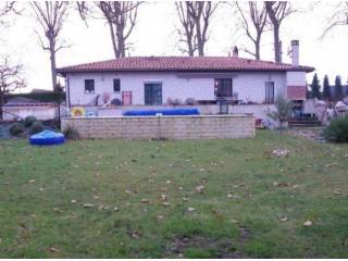 Single storey house about 2 mins from..