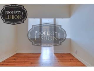 Partially Renovated T2 Lisbon Apartment..
