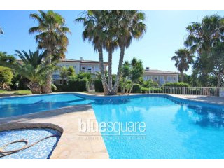 Lovely corner semi-detached house in a..