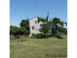 Istra,šarmantna stara kamena kuća sa većom okućnicom