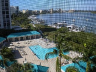2 bedroom Condominium For Sale: Fort..