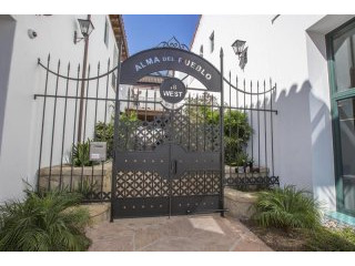 1 bedroom Apartment For Sale: 18 W..