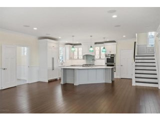 5 bedroom Detached House For Sale: 107..