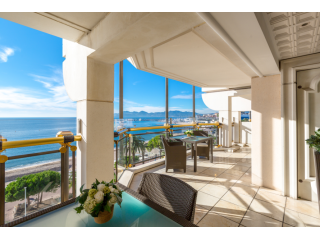 Impressive 4 bed corner apartment..