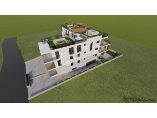 Trosoban stan na 1. katu, prostrani balkon, parkirno mjesto