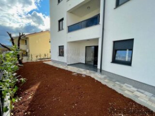 Prekrasan apartman u novogradnji s vrtom!