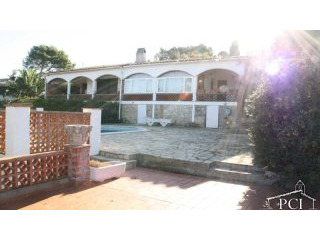 /090 Semi detached house with private..