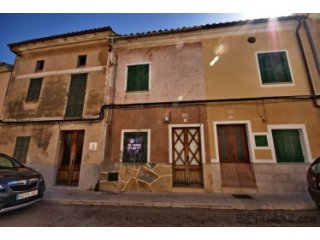 Townhouse to renovate in Pollensa Built área :112,62m2 ;..