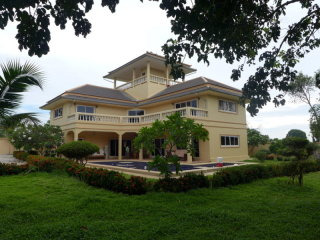 5 bedroom pool estate with lovely..