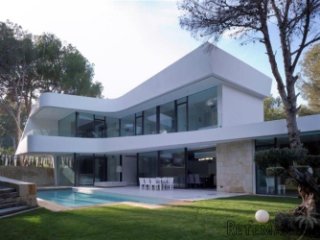This modern villa is located only a few hundred meteres..