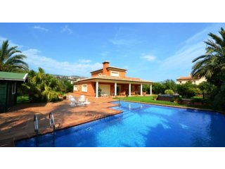 V1447 - A Spacious, Quality Villa In..