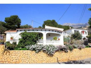 This well maintained property is located within walking..