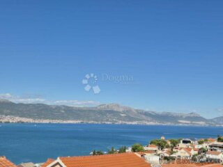 Prostrana apartmanska kuća sa panoramskim pogledom na more