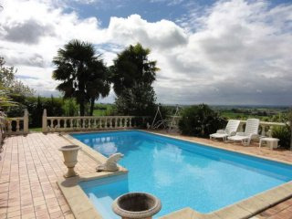 Villa with Pool For Sale