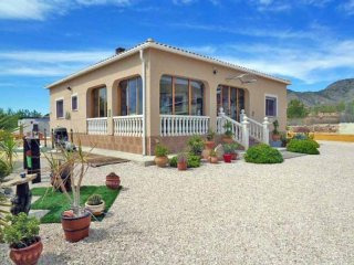 Beautiful Villa 1.6km walk to..