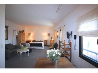 V0964 Beautifully renovated loft..