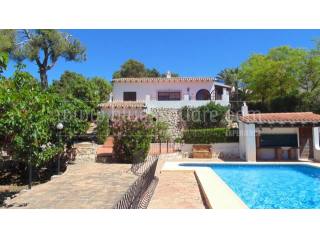 Villa with large plot and apartment..