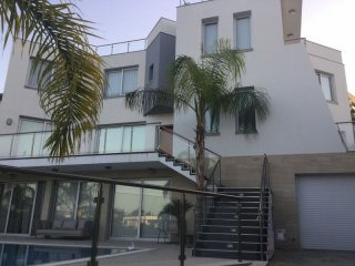 Fantastic 7 Bedroom Villa with Sea..