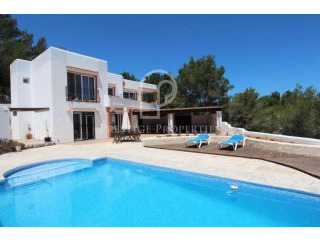 House with view of the valley and the..