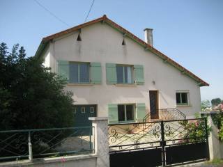 Detached 4/5 Bedroom House With Garage..