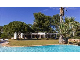 Stunning property with views to the sea