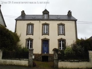 Spacious 4 bed in village, family home..