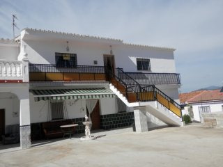 4 bedroom, 2 bathroom Townhouse, (build..