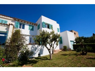 Attractive villa with garden and guest..