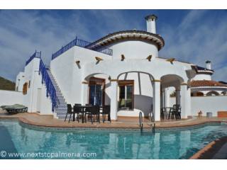 3 (/4) bedroom villa with private pool..
