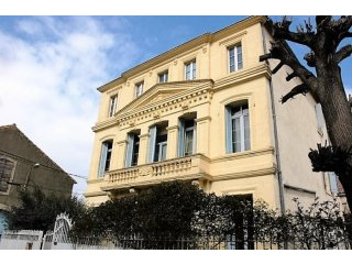Elegant Townhouse With 8 Bedrooms..