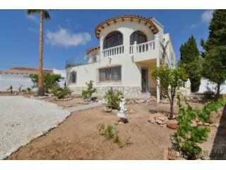 Villa with southeast orientation in Calpe, built on a 600..