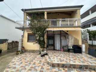 VODICE, Predivna kuća s tri stambene jedinice